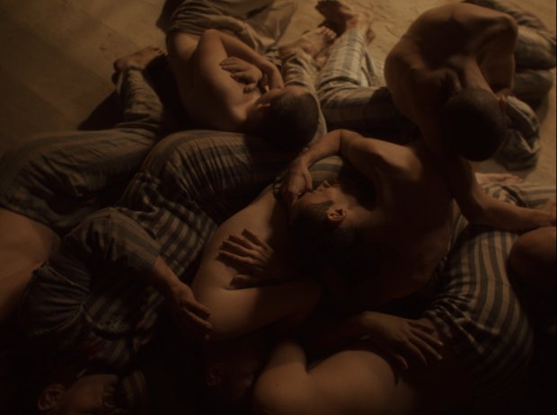 La photographie du film joue avec la lumière éparse qui perce à travers la petite lucarne du cachot.