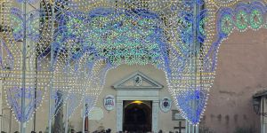 Mois de Marie : une ville italienne se couvre de bleu