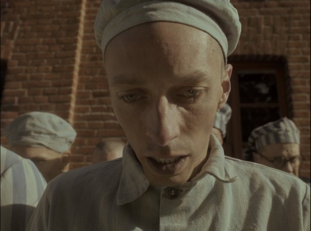 Une expérience cinématographique qui immerge le spectateur dans l’horreur des camps et le sacrifice héroïque d’un homme qui donne sa vie pour "en sauver des milliers".
