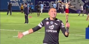 Au Mexique, un gardien de foot célèbre la victoire avec un crucifix