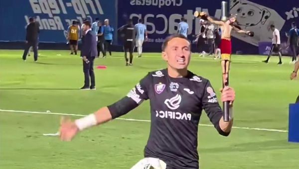 Corner Item Image - Au Mexique, un gardien de foot célèbre la victoire avec un crucifix