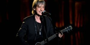 “Le jour se lève encore” : Jean-Louis Aubert chante pour sauver l’église de son enfance