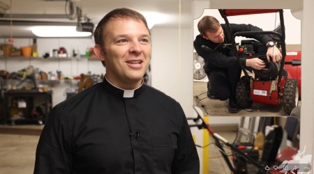 Le père Kevin, le prêtre qui évangélise  une clé à molette à la main