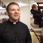 Le père Kevin, le prêtre qui évangélise  une clé à molette à la main