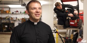 Le père Kevin, le prêtre qui évangélise  une clé à molette à la main
