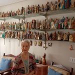 À 95 ans, Maria évangélise avec ses 500 statues de la Vierge