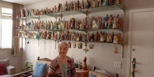 À 95 ans, Maria évangélise avec ses 500 statues de la Vierge
