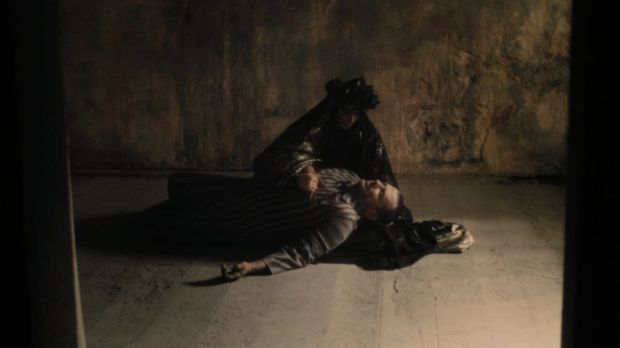 La beauté du film est renforcée par l’intégration d’éléments spirituels dans la réalité sombre du camp.