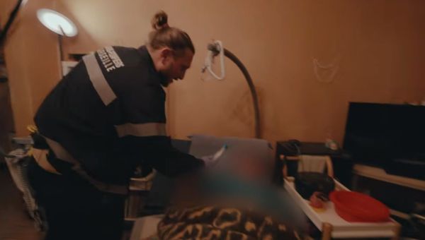 McFly propose de déposer une Vierge Marie remplie d'eau de Lourdes auprès d'une femme handicapée et alitée