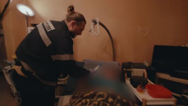 McFly propose de déposer une Vierge Marie remplie d'eau de Lourdes auprès d'une femme handicapée et alitée
