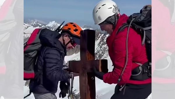 Deux alpinistes espagnols replacent la croix de Maël au sommet du pic d'Aneto après qu'elle ait été jetée en contrebas du sommet.
