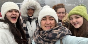 “Angelux” : une mère et ses quatre filles en tournée pour la paix