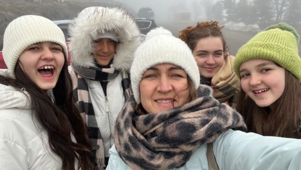 Corner Item Image - “Angelux” : une mère et ses quatre filles en tournée pour la paix