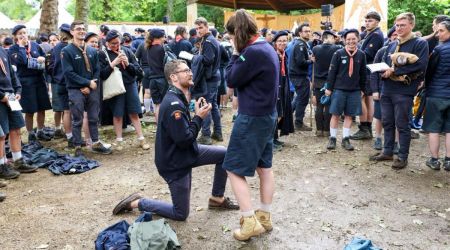 La demande en mariage de Mayeul lors d’un grand rassemblement scout