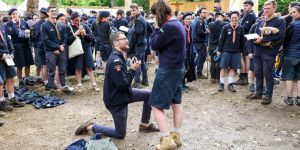 La demande en mariage de Mayeul lors d’un grand rassemblement scout