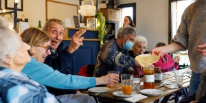 “Bistrot Bertha”, le café qui fait rire et chanter les Ehpad