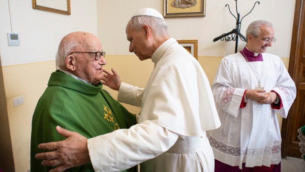 Le pape Léon XIV rencontre le père Gioele.