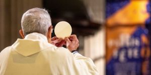 Aimons nos prêtres âgés, ces fidèles qui ont tenu bon