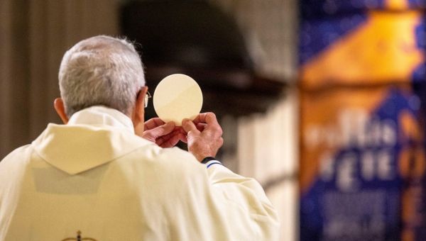 pretre-dos-eucharistie-godong