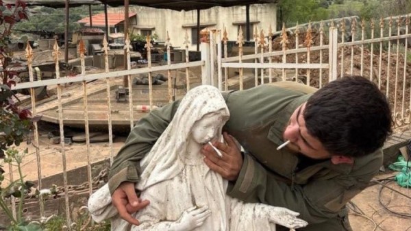 Image d'un soldat profanant une statue de la Vierge au Liban.