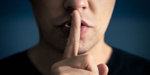 Entre silence coupable et silence souhaitable, il faut choisir