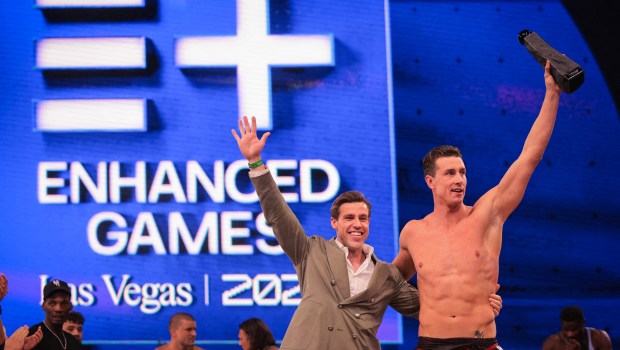 Max Martin, PDG d’Enhanced (à gauche), et le nageur grec Kristian Gkolomeev célèbrent leur victoire lors de la cérémonie de remise des médailles qui a suivi les Enhanced Games au Resorts World Las Vegas, à Las Vegas, dans le Nevada, le 24 mai 2026.