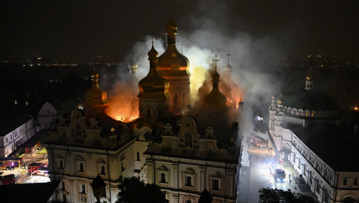"D'après les estimations de nos spécialistes, dans des conditions optimales, les travaux de restauration et de remise en état pourraient prendre environ deux ans", a déclaré Maksym Ostapenko, directeur de la cathédrale de la Dormition à Kiev et du célèbre monastère orthodoxe de la Laure des Grottes qui l'entoure.