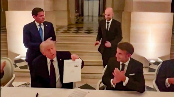 Le président américain Donald Trump et le président français Emmanuel Macron lors de la signature d'un accord avec l'Iran visant à mettre fin à la guerre au Moyen-Orient, au château de Versailles, le 17 juin 2026.