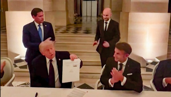 Le président américain Donald Trump et le président français Emmanuel Macron lors de la signature d'un accord avec l'Iran visant à mettre fin à la guerre au Moyen-Orient, au château de Versailles, le 17 juin 2026.
