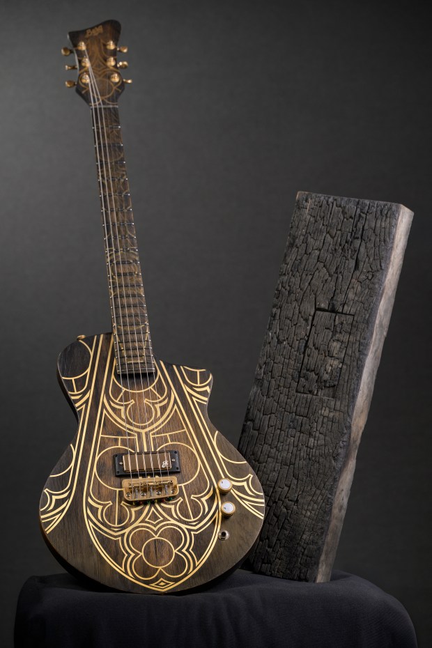 La guitare Rebâtir Notre-Dame de Paris