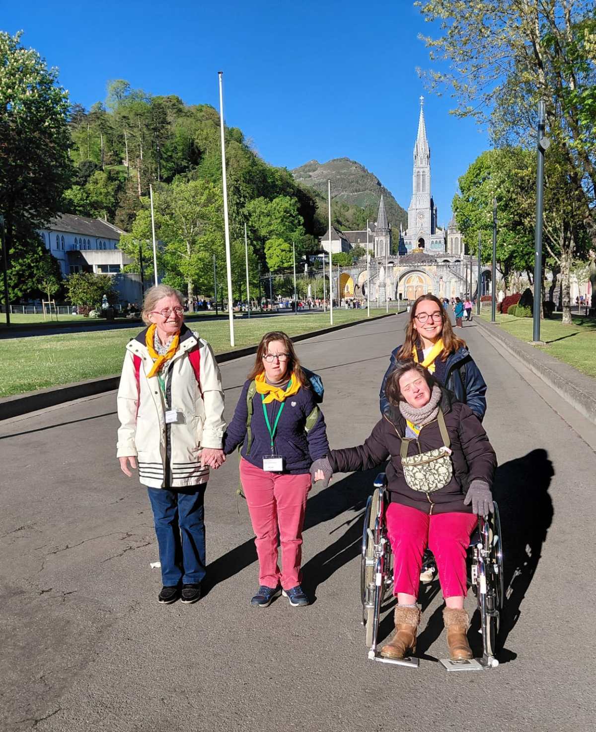 Fanny, Bernadette et Clotilde sont croyantes et expriment leur besoin de prier et de s’engager. "Elles aiment réciter ensemble le chapelet. Ça leur fait beaucoup de bien."