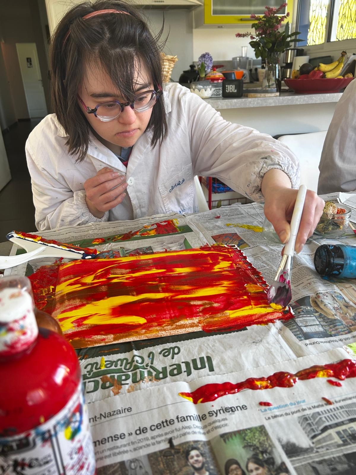 Le quotidien est rythmé par diverses occupations. Gym, activités cérébrales, mosaïque, peinture, poterie… animées par des bénévoles qui se rendent chaque matin à la maison "Bon Cœur".