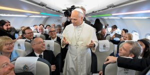 Jeunesse, guerres, voyage en Normandie…Ce qu’a dit Léon XIV dans l’avion vers l’Espagne