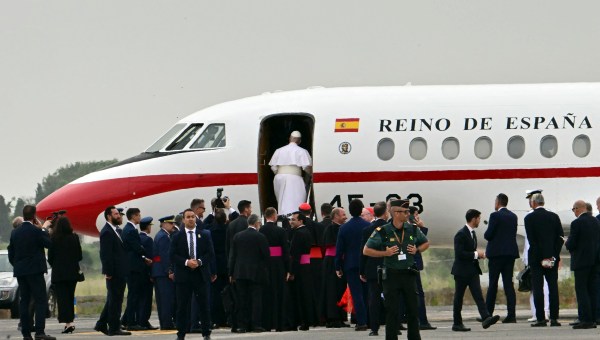 Pope-Leo-XIV-embarks-a-new-aircraft-offered-by-Spanish-King-Felipe-VI