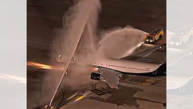 Le 2 juin, l’avion de la sélection brésilienne s’est envolé aux Etats-Unis pour la Coupe du monde de foot, après avoir été aspergé d’eau bénite par deux énormes canons.