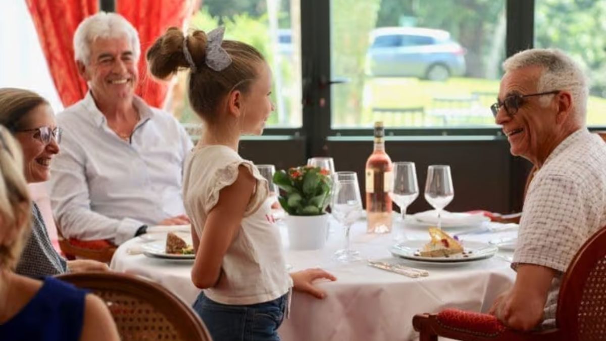 Les résidents peuvent recevoir facilement leurs enfants, petits-enfants et amis pour partager un repas, tandis que les salons communs favorisent les moments d’échange et de rencontre.
