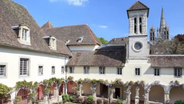 La Résidence Services Séniors Villa Médicis d'Autun propose un cadre de vie de grande qualité, où les personnes âgées peuvent vivre dans leur appartement de façon autonome tout en étant entourées d’une équipe à leur écoute et à leur service.