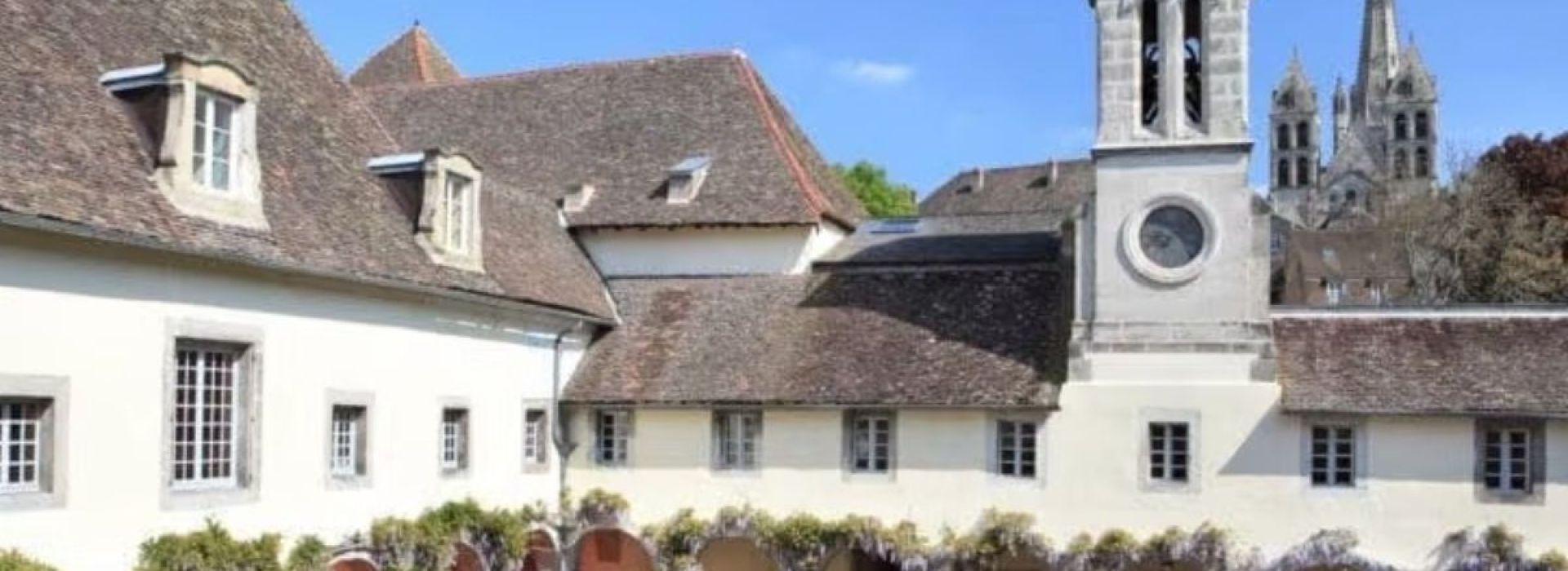 La Résidence Services Séniors Villa Médicis d'Autun propose un cadre de vie de grande qualité, où les personnes âgées peuvent vivre dans leur appartement de façon autonome tout en étant entourées d’une équipe à leur écoute et à leur service.