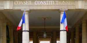 Aide à mourir : les glaçants griefs formulés devant le Conseil constitutionnel