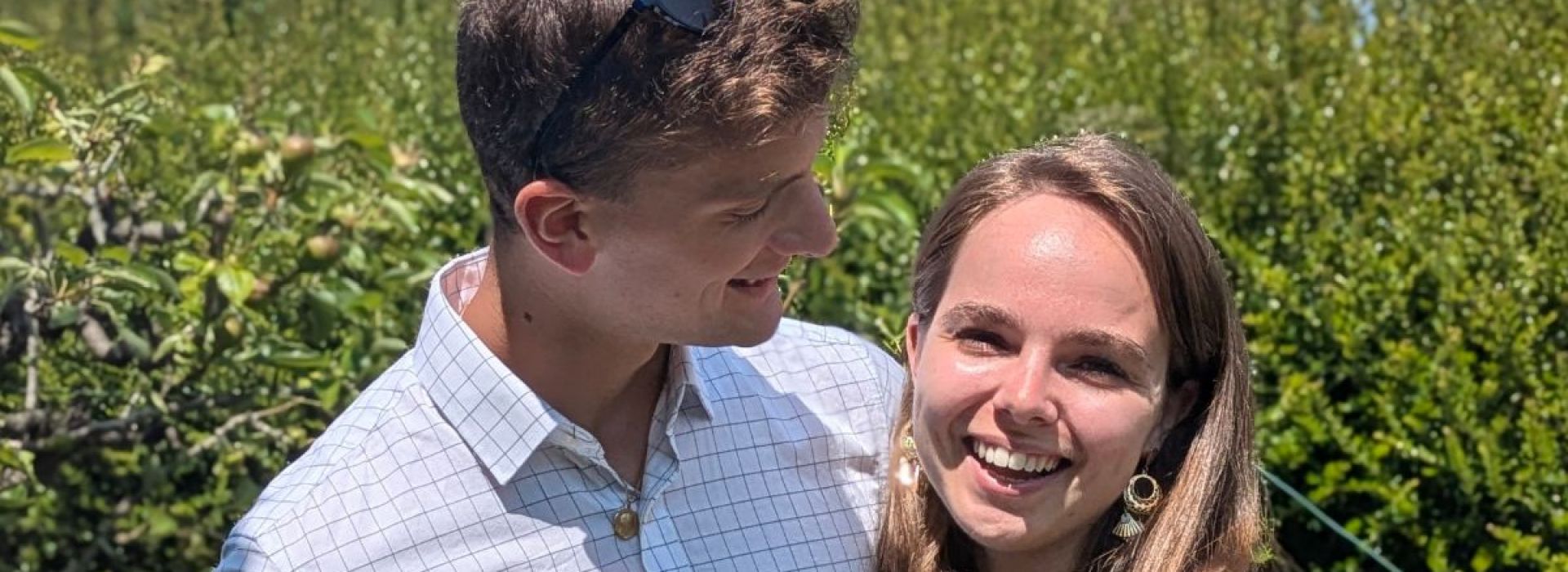 À 26 ans, Anne-Louise partage sur Instagram la beauté des choses simples, la vie de couple et sa foi.