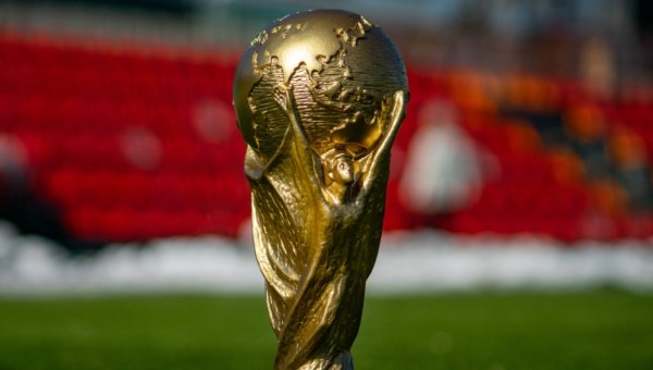 Derrière les buts spectaculaires, les trophées et les célébrations qui font vibrer la planète se cache l'influence inattendue d'un pape : Léon XIII.