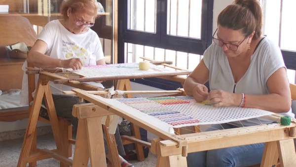 gran-canaria-lacemakers-create-special-gift-for-pope-leo-xiv