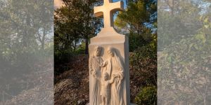 Cotignac : une Sainte Famille gravée dans la pierre pour consoler les pères