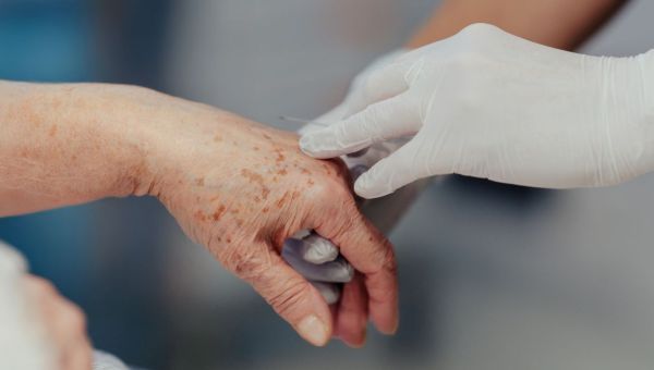Les conditions du vote de la loi visant à légaliser l’euthanasie interrogent, fait remarquer le père Benoist de Sinety, curé-doyen de la ville de Lille.