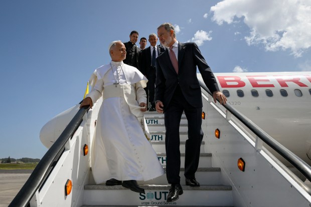 pope-leo-xiv-spanish-king-felipe-vi-takeoff-incident