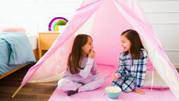 Quand laisser son enfant faire sa première soirée pyjama ?