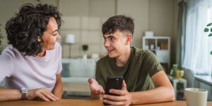 Dialogue, contrôles… Comment vérifier ce qui se passe sur le téléphone de son ado ?