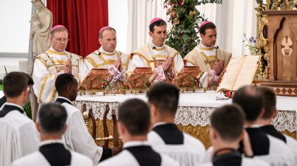 Dans un décret publié le 2 juillet 2026, le cardinal Victor Manuel Fernández, préfet du dicastère pour la Doctrine de la foi, constate l’excommunication de six évêques de la Fraternité sacerdotale Saint-Pie-X (FSSPX) qui ont participé aux consécrations épiscopales la veille à Écône (Suisse), célébrées sans le mandat de Rome.