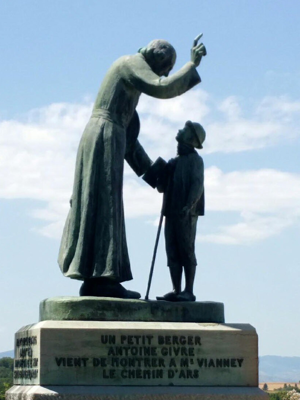 Que nous raconte la statue emblématique de la ville d’Ars ?