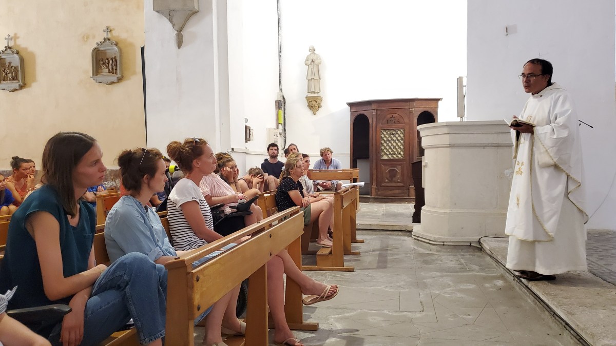 Chaque jour, un prêtre accompagne les participants pour célébrer la messe et proposer un enseignement. "Sans l'Eucharistie, je pense qu'on serait découragés"
